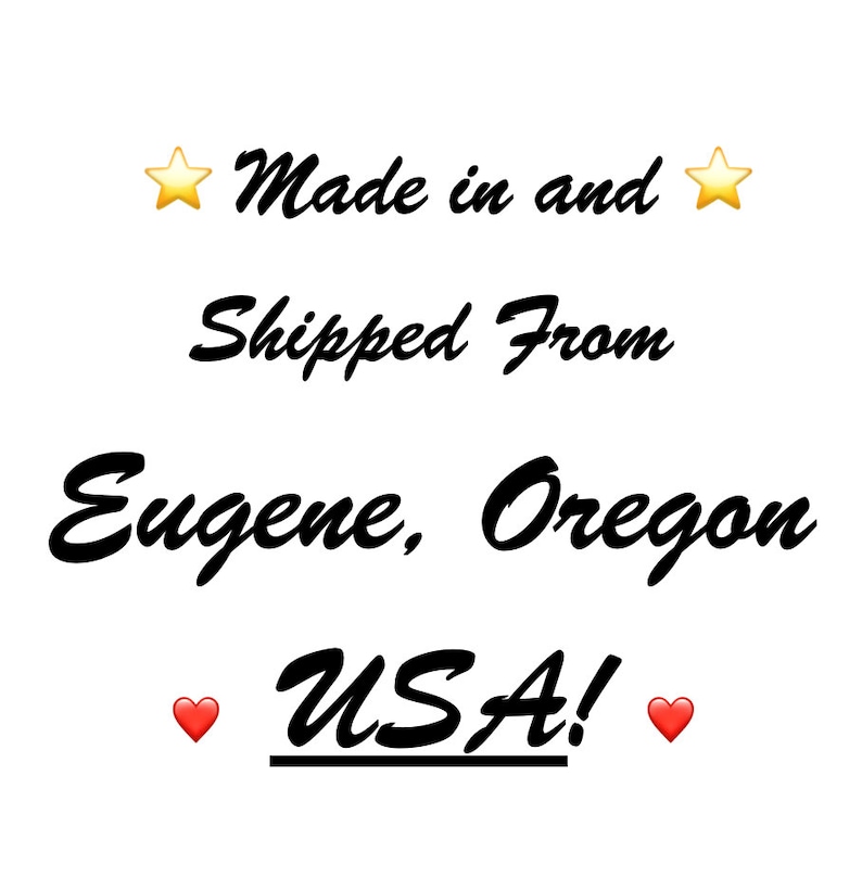 K&ouml;nnte beinhalten: Hergestellt und versandt aus Eugene, Oregon, USA! Eine Grafik mit zwei goldenen Sternen, dem Text "Hergestellt und versandt aus Eugene, Oregon, USA!" und zwei roten Herzen.