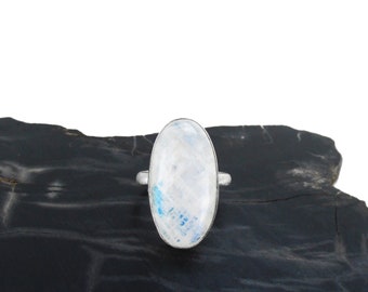 Anillo grande con piedra lunar arcoíris en plata de ley
