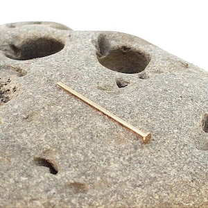 Piercing de nariz de microdisco de oro amarillo macizo de 14K o 18K - Disco plano de aproximadamente 1 mm - Calibre 24 - Anillo de nariz - Tornillo de nariz diminuto - Perno de nariz