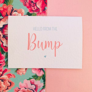 Carte photo avec calligraphie scannable Hello From The Bump / Sexe révélateur / C'est un garçon/une fille