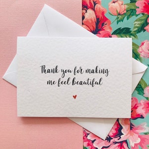 Merci de m’avoir fait sentir belle carte de mariage / maquilleuse / coiffeuse