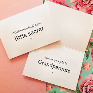 Hemos estado manteniendo un pequeño anuncio de embarazo en secreto. Vas a ser papá/tía/abuela/abuelo/nan... Tarjeta sorpresa