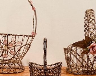 Koszyki druciane w kolorze srebra w stylu vintage, różowe koraliki, kwiat z porcelany, skręcony drut metalowy