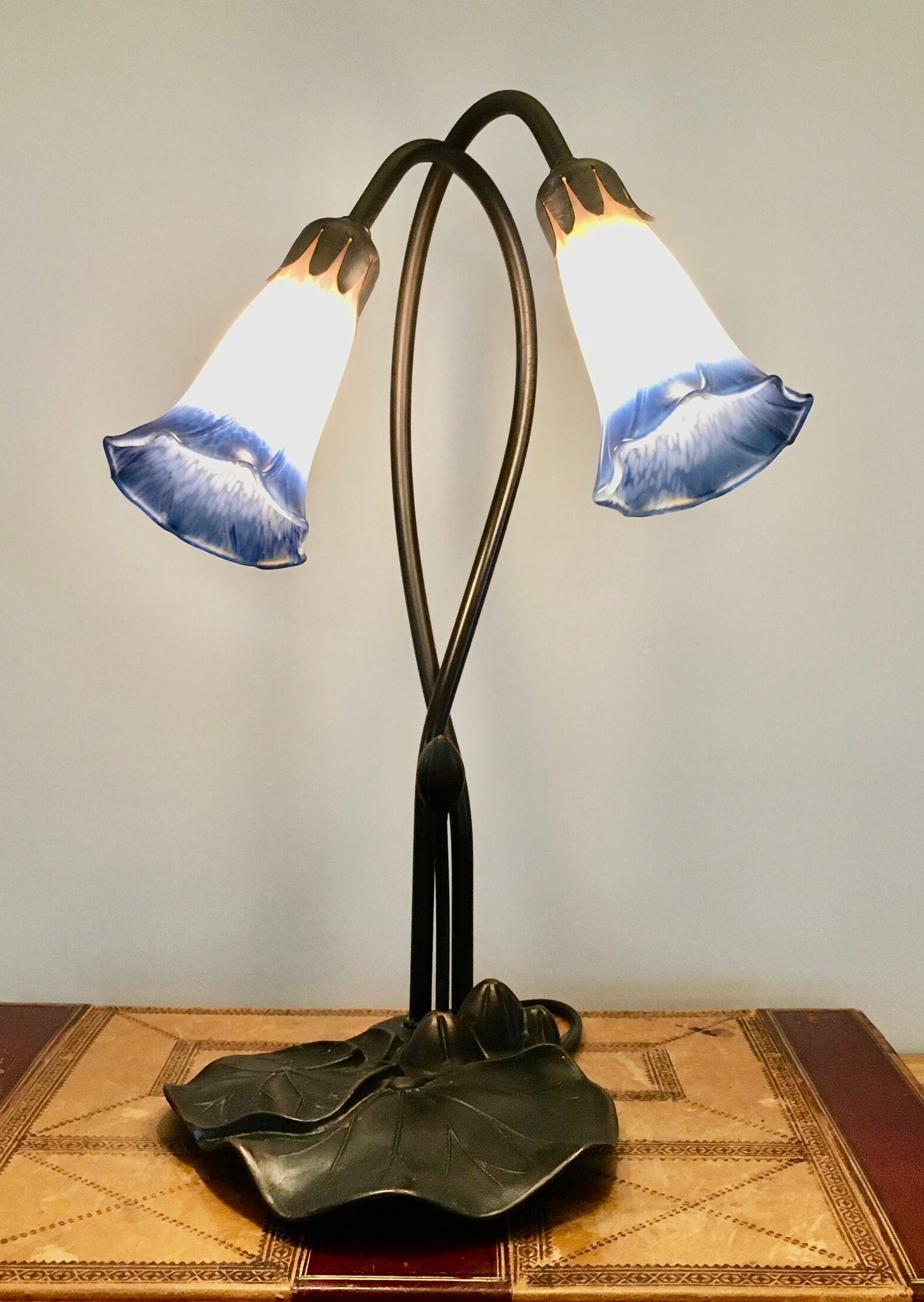 Lilie Lampe Art Glass Jugendstil Blaulicht 2-ast - .de