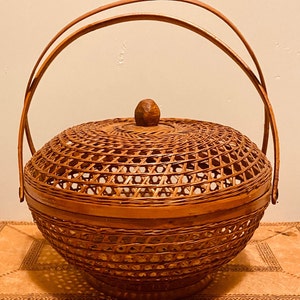 Vintage Round Basket with Lid - Hand Woven Wicker and Bamboo Basket -  Sewing Basket - Small  Basket with Lid - Catchall Basket