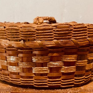 Vintage Round Lidded Basket - Sewing Basket - Small Red - Green- Tan - Gold Basket with Lid - Catchall Basket - Coin - Keys -