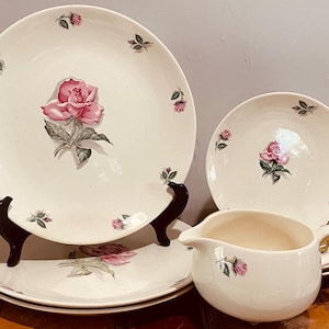 Vintage - Homer Laughlin - Household  Institute - 8 Pieces -  Plates and Creamer - Rhythm Rose Pattern