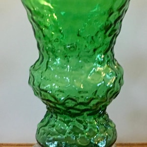 Vintage groene glazen vaas met kuiltjes – Limoges-porseleinen basis, MCM