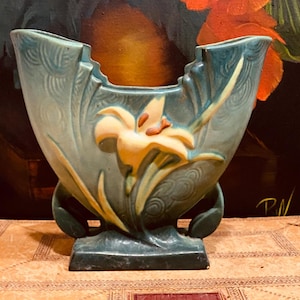 Roseville Zephyr Lily Fan Vase - Green Color - Vintage
