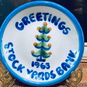 Vintage M A Hadley Pottery  Greetings  Stock Yards Bank  1963  Miniature (4") Plate/Coaster Collectible