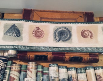 Papier peint - Motif de coquille - Bordure scroll et barleytwist - Fabriqué au Royaume-Uni - 7 pouces de large - Vendu par The Roll - vintage