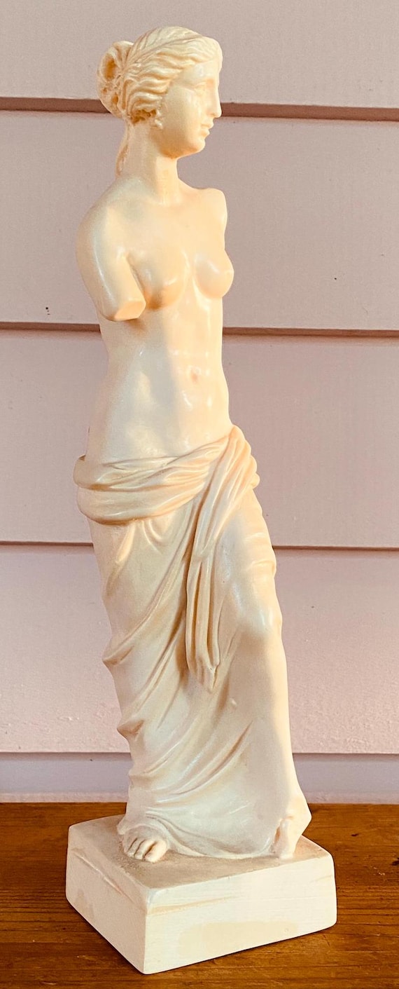 A Santini 作の Venus - 高さ 11 インチ - 2 3/4 インチの正方形ベース