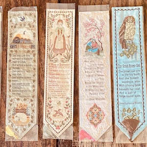 Puede incluir: Conjunto de diez marcapáginas vintage con ilustraciones coloridas y poemas. Los marcapáginas presentan una variedad de temas, incluyendo la naturaleza, los animales y la poesía. Los marcapáginas están impresos en papel fino y tienen un toque vintage delicado.
