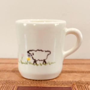 Barnmugg i keramik med fårdekoration - Minimalistisk