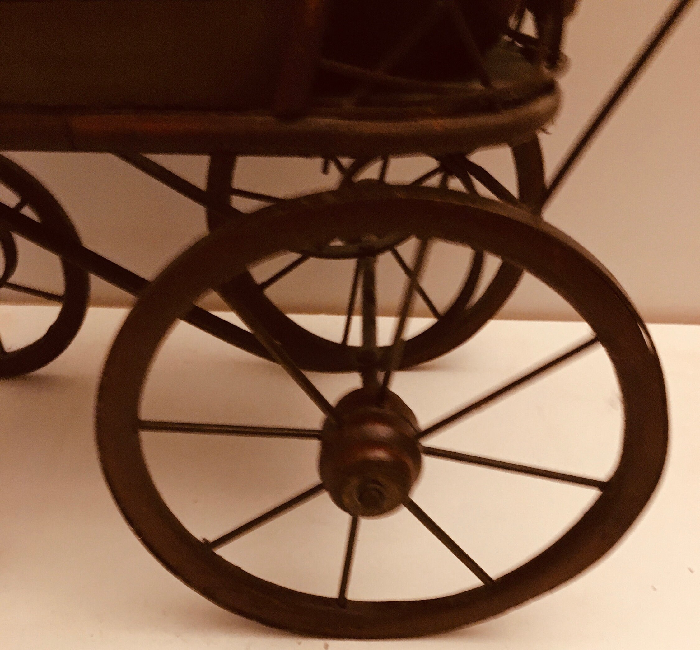TRÈS ANCIEN PETIT Landau Pour Poupée En Bois Caréné En Métal, A