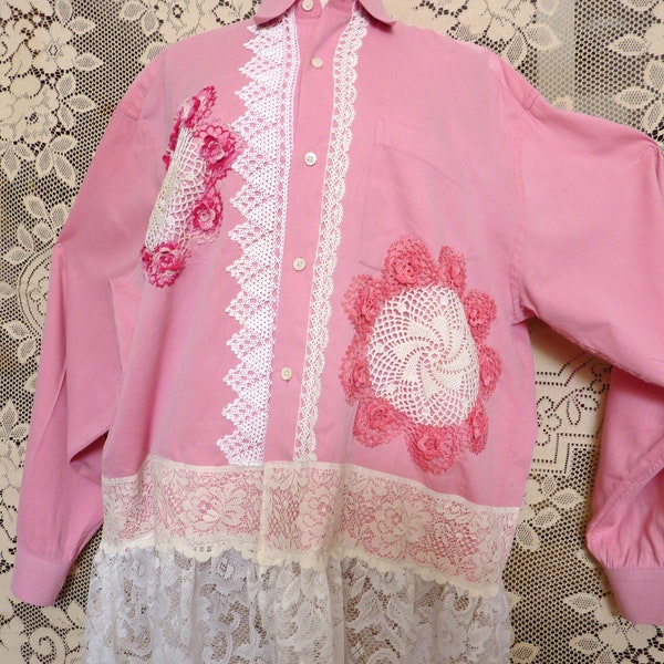Couture alterata, camicia rosa, taglie forti, pizzi e centrini all'uncinetto a mano vintage, camicia shabby chic, romantica, riciclata, riutilizzata