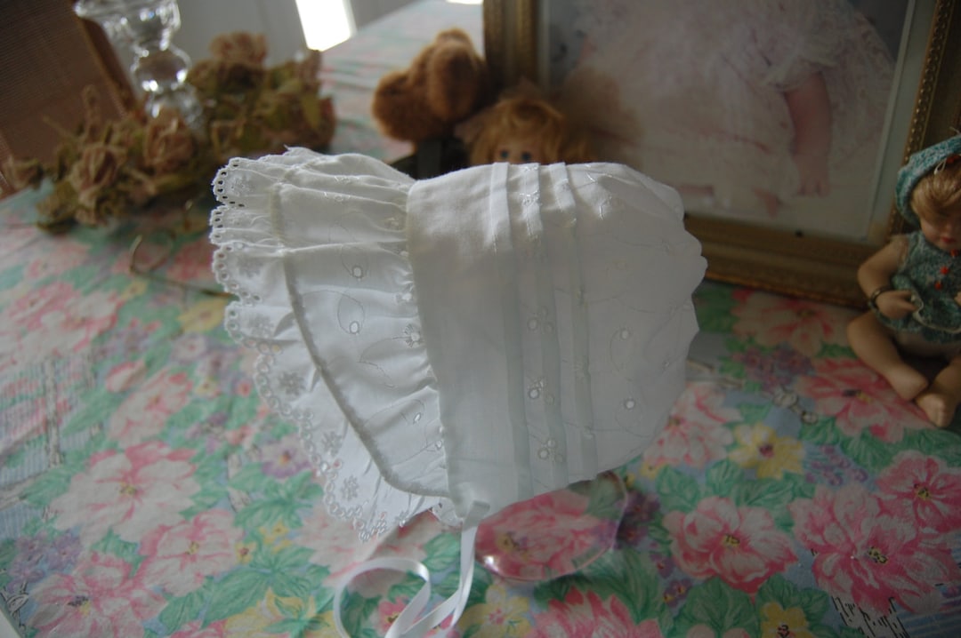 Scallop Edge Embroidered Bonnet in Pink (XS-M)
