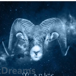 以下が含まれることがあります： 星空の背景に、牡羊座の星座、牡羊の頭を描いた青と白のデジタルイラスト。画像の下部には「Digit Dreams Aries」と「www.etsy.com」のテキストがあります。画像は2つのサイズで入手できます：20x30 cmと15x20 cm。