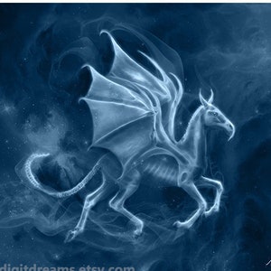 Może przedstawiać: Przezroczysta niebiesko-biała istota z skrzydłami, końską głową i długim ogonem, na tle ciemnoniebieskiego, gwiezdnego nieba. Istota jest przedstawiona w duchu eterycznym i duchowym.