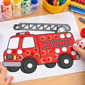Pode incluir: Uma folha de papel branca com um desenho de contorno preto de um caminhão de bombeiros. O veículo está parcialmente preenchido com carimbos circulares vermelhos de um marcador. Uma mão segura um marcador vermelho e aplica um círculo vermelho.