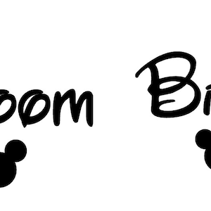 K&ouml;nnte beinhalten: Schwarzwei&szlig;es Grafikdesign mit den Worten "Groom" und "Bride" in einer stilisierten Schriftart. Unter jedem Wort befindet sich eine Mickey-Mouse-Ohrensilhouette.