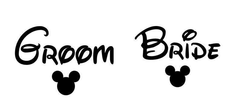 K&ouml;nnte beinhalten: Schwarzwei&szlig;es Grafikdesign mit den Worten "Groom" und "Bride" in einer stilisierten Schriftart. Unter jedem Wort befindet sich eine Mickey-Mouse-Ohrensilhouette.