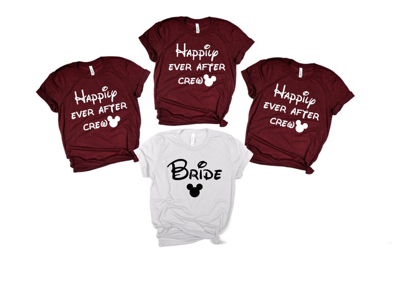 K&ouml;nnte beinhalten: Vier T-Shirts mit Disney-Motiv. Drei weinrote T-Shirts mit wei&szlig;em Text, der "Happily Ever After Crew" lautet, und einem wei&szlig;en Mickey-Maus-Kopf. Ein wei&szlig;es T-Shirt mit schwarzem Text, der "Bride" lautet, und einem schwarzen Mickey-Maus-Kopf.