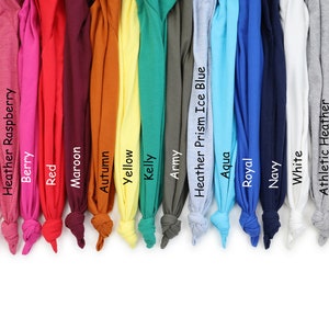 K&ouml;nnte beinhalten: Eine Auswahl an T-Shirt-Farben, darunter Pink, Rot, Maroon, Gelb, Kellygr&uuml;n, Armeegr&uuml;n, Aqua, Royalblau, Marineblau, Wei&szlig;, Sportgrau und Schwarz.