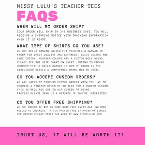 Może przedstawiać: R&oacute;żowo-biała grafika z tekstem "MISSY LULU'S TEACHER TEES FAQS". Tekst odpowiada na pytania dotyczące wysyłki, rodzaj&oacute;w koszulek, zam&oacute;wień niestandardowych i bezpłatnej wysyłki. Na dole grafiki napisano "TRUST US, IT WILL BE WORTH IT!"