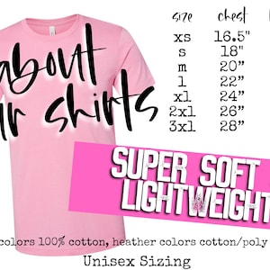 Puede incluir: Camiseta rosa con el texto "about our shirts" en negro. Tabla de tallas con medidas de pecho y longitud en pulgadas.  "SUPER SOFT & LIGHTWEIGHT!" en texto rosa.  "solid colors 100% cotton, heather colors cotton/poly blend" y "Unisex Sizing" en texto negro.