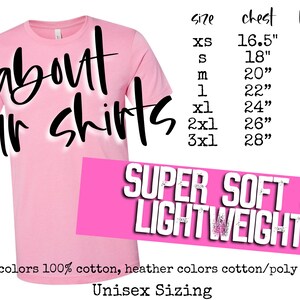 Może przedstawiać: R&oacute;żowa koszulka z tekstem "about our shirts" w kolorze czarnym. Tabela rozmiar&oacute;w z wymiarami klatki piersiowej i długości w calach.  "SUPER SOFT & LIGHTWEIGHT!" w r&oacute;żowym kolorze.  "solid colors 100% cotton, heather colors cotton/poly blend" i "Unisex Sizing" w kolorze czarnym.