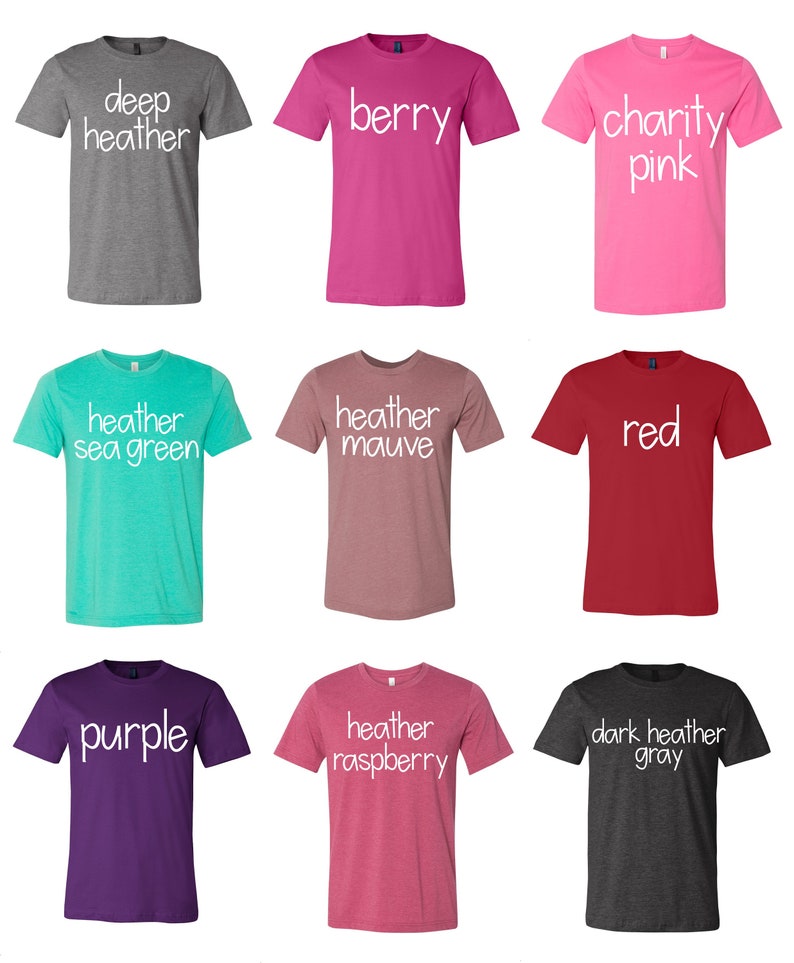 Puede incluir: Nueve camisetas de diferentes colores con distintos textos impresos en la parte delantera. Los colores son gris oscuro jaspeado, baya, rosa caridad, verde mar jaspeado, malva jaspeado, rojo, morado, frambuesa jaspeado y gris oscuro jaspeado. El texto en las camisetas incluye "gris oscuro jaspeado", "baya", "rosa caridad", "verde mar jaspeado", "malva jaspeado", "rojo", "morado", "frambuesa jaspeado" y "gris oscuro jaspeado".