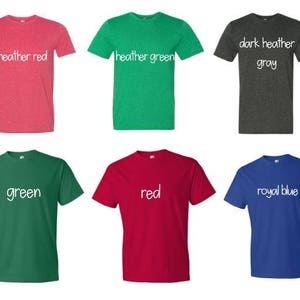 Puede incluir: Seis camisetas de diferentes colores, incluyendo rojo jaspeado, verde jaspeado, gris jaspeado oscuro, verde, rojo y azul real. Cada camiseta tiene un texto de color diferente impreso en la parte delantera, incluyendo "rojo jaspeado", "verde jaspeado", "gris jaspeado oscuro", "verde", "rojo" y "azul real".