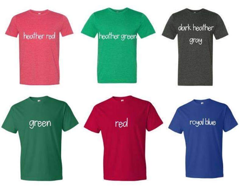 Puede incluir: Seis camisetas de diferentes colores, incluyendo rojo jaspeado, verde jaspeado, gris jaspeado oscuro, verde, rojo y azul real. Cada camiseta tiene un texto de color diferente impreso en la parte delantera, incluyendo "rojo jaspeado", "verde jaspeado", "gris jaspeado oscuro", "verde", "rojo" y "azul real".