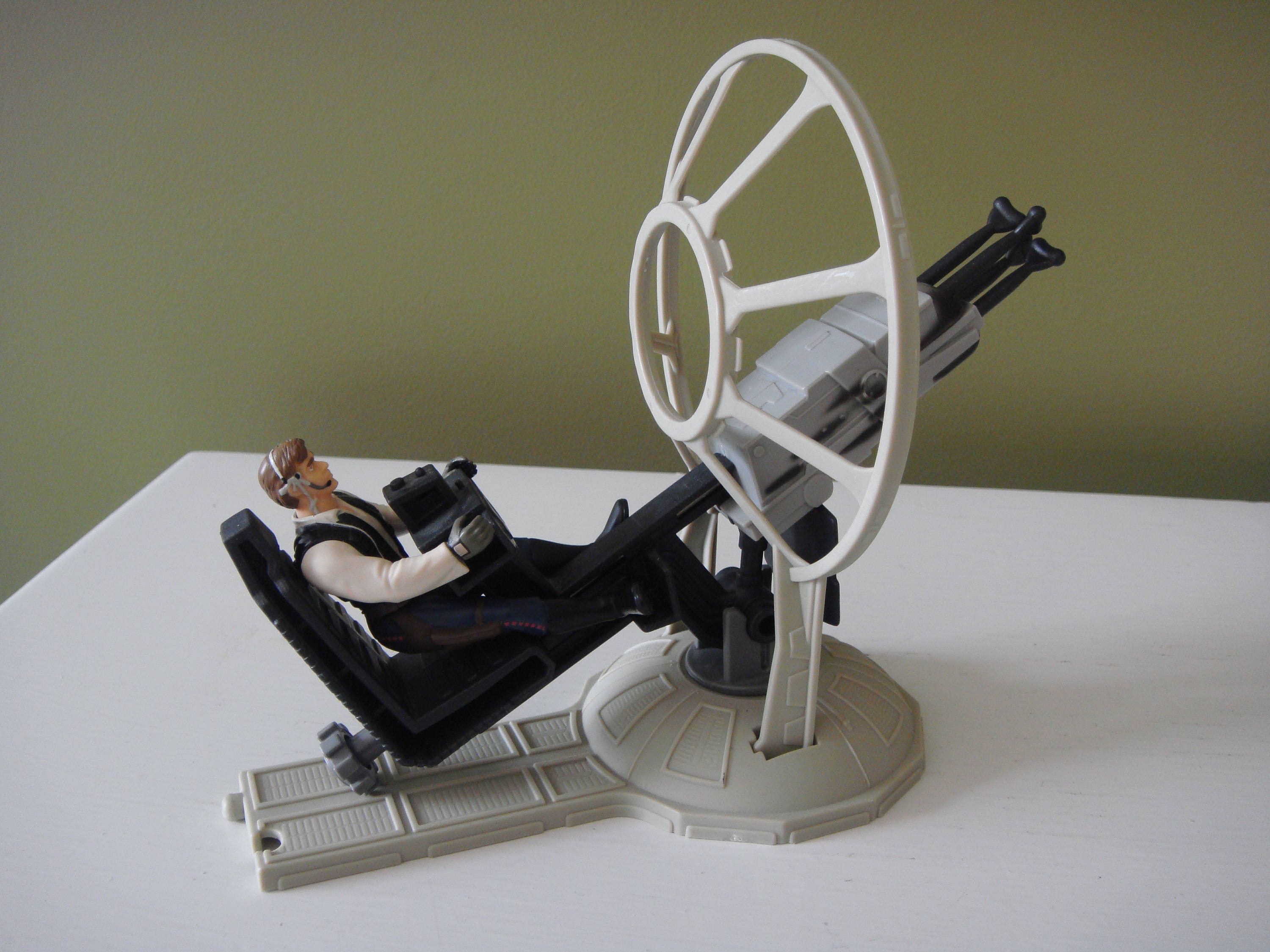 1998 STAR WARS GUNNER STATION MILLENNIUM FALCON WITH LUKE SKYWAKER