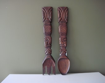 ヴィンテージの木製フォークとスプーンの壁飾り、大きな彫刻が施された