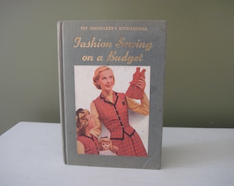 Libro di cucito vintage - L'enciclopedia delle casalinghe - Cucito alla moda con un budget limitato - 1952
