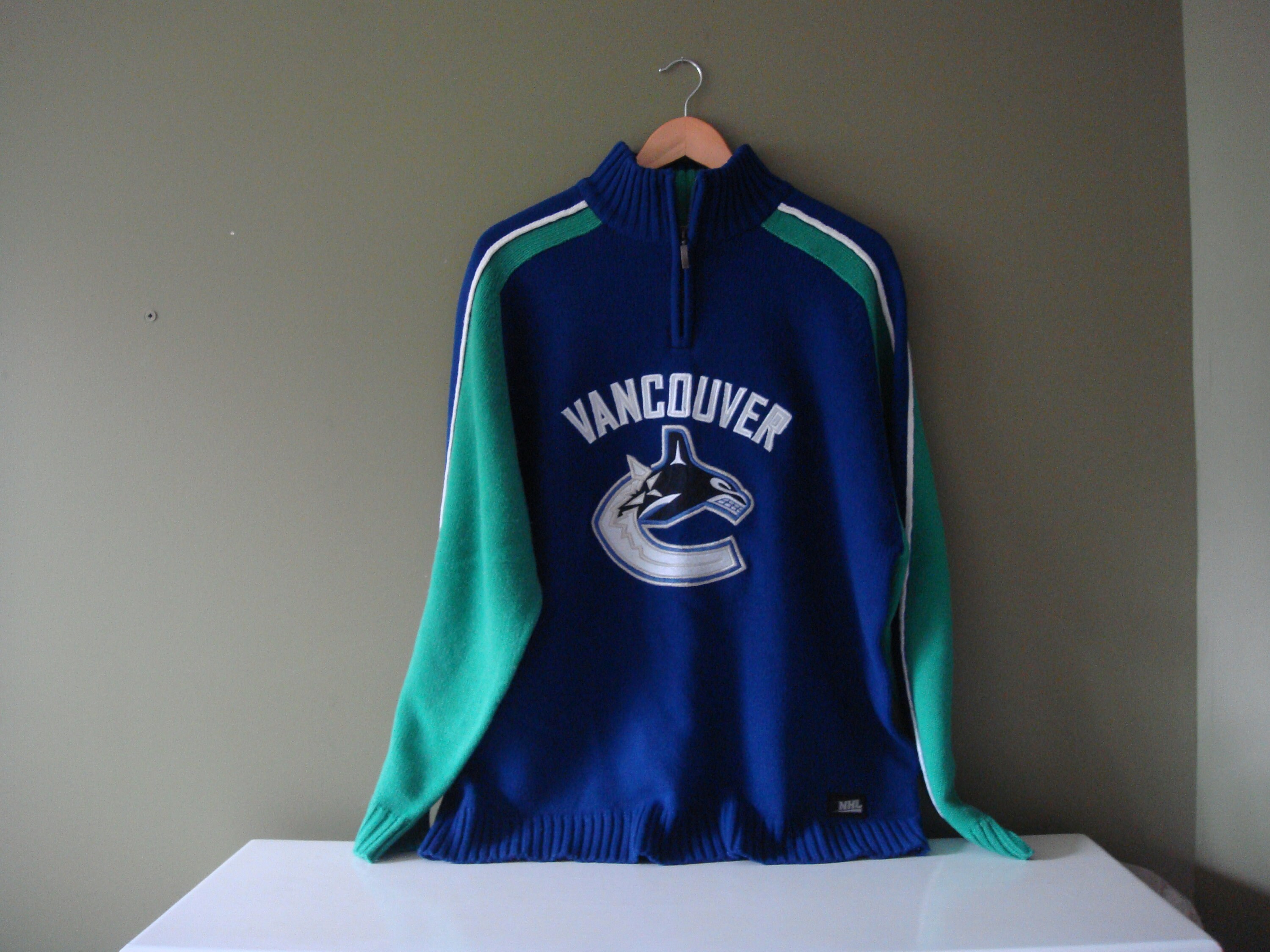 Vintage canucks hoodie hotsell