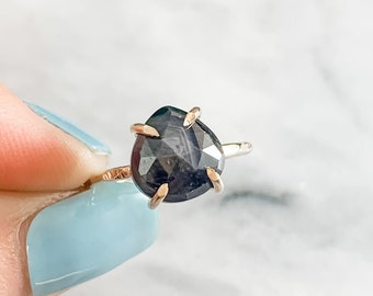 Anillo de zafiro de talla rosa: forma de lágrima de pera, relleno de oro