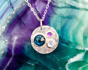 Collar amuleto de equilibrio de cianita verde azulado: piedra lunar arcoíris y amatista