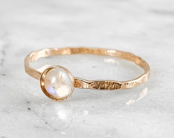 Anillo de piedra lunar de oro rosa: anillo apilable de plata de ley