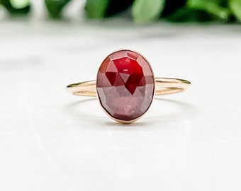 Anillo de granate ovalado con corte rosa: chapado en oro de 14 quilates, piedra de nacimiento de enero