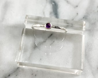Anillo de amatista para el chakra de la corona: anillo apilable de plata de ley Argentium