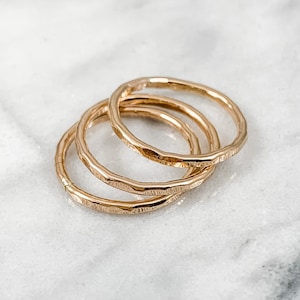 Ensemble de bagues empilables épaisses remplies d'or rose 14 carats - 3 bagues ou plus (cadeaux minimalistes simples pour elle de moins de 50 ans)