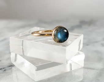 Anillo de labradorita con engaste de bisel relleno de oro rosa