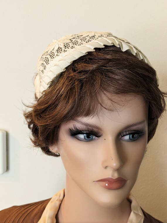 Vintage cream Fascinator hat / 1950's hat / Half hat … Gem