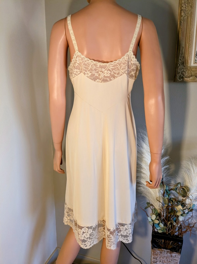 Vanity Fair Vintage Slip / Ivory Full Slip /vintage Eceu Full Slip by