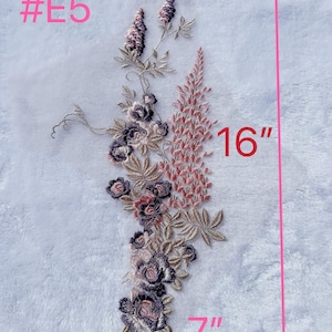 E5, Aplique de encaje morado y rosa: Adorno floral bordado para el escote (16” x 7”)