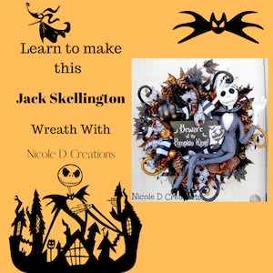 Puede incluir: Una corona de Jack Skellington en blanco y negro con cinta a rayas blancas y negras, calabazas naranjas y doradas y un letrero negro que dice "Beware of the Pumpkin King!"