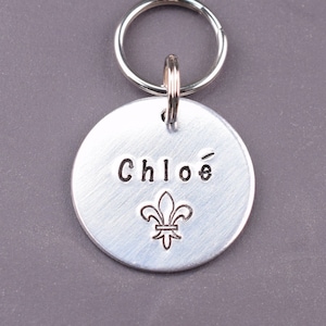 Médaille d'identité personnalisée fleur de lys pour chiens et chats, médaille d'identité pour chien estampée à la main, médaille d'identité française personnalisée pour collier de chien, médaille d'identification pour animal de compagnie France